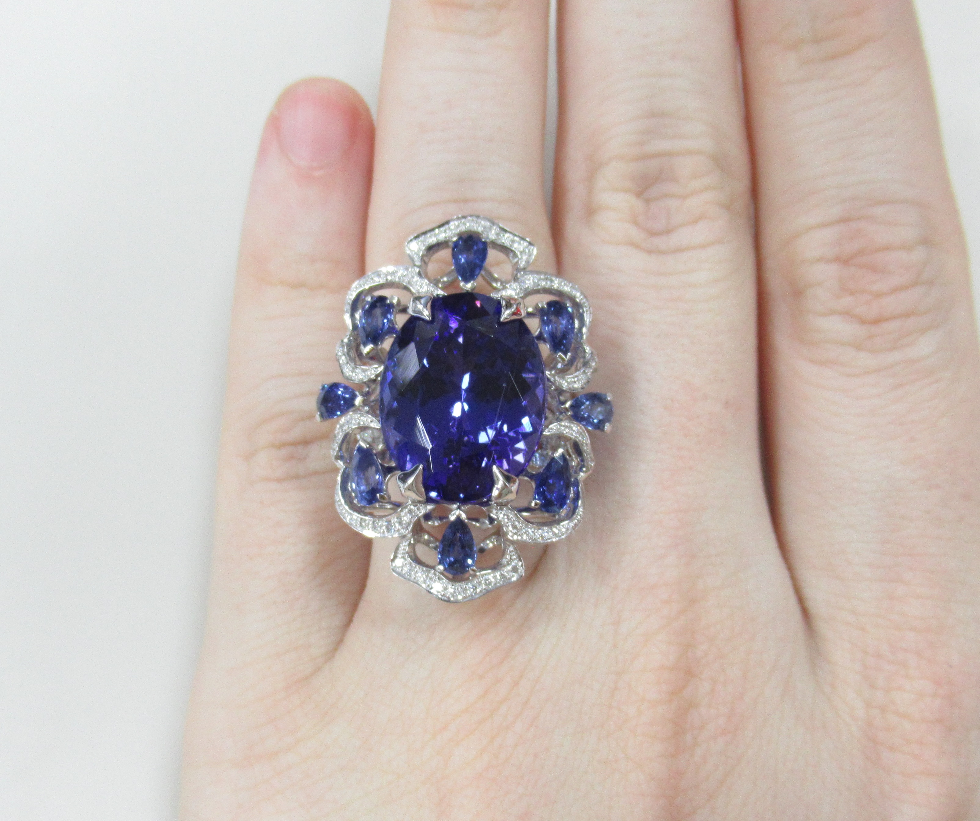 Кольцо из белого золота с танзанитом